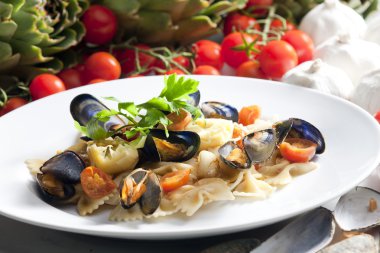 Pasta with mussels, artichokes and cherry tomatoes