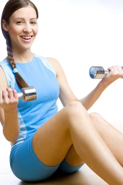Frau mit stummen Klingeln im Fitnessstudio — Stockfoto