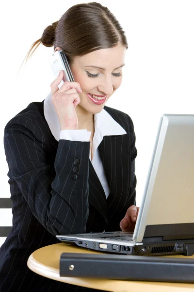 Телефонна бізнес-леді з ноутбуком — стокове фото