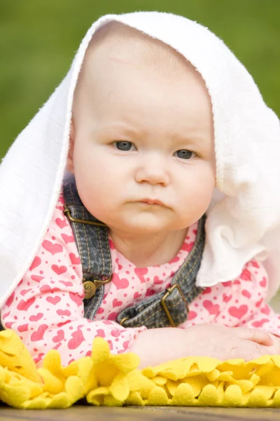 Porträtt av liggande baby girl — Stockfoto