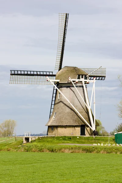 Moinho de vento perto de Broeksterwoude, Frísia, Países Baixos — Fotografia de Stock