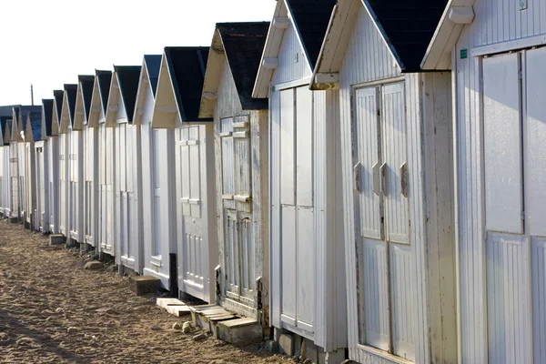 Cabanas na praia, Bernieres-s-Mer, Normandia, França — Fotografia de Stock