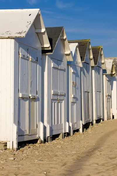 Hütten am Strand, bernieres-s-mer, normandie, frankreich — Stockfoto