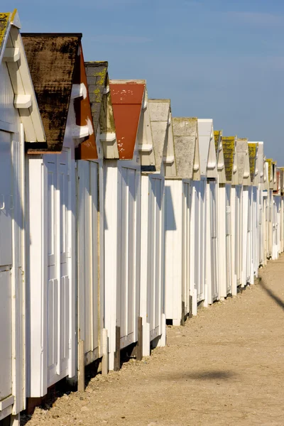 Hytter på stranden, Bernieres-s-Mer, Normandie, Frankrike – stockfoto