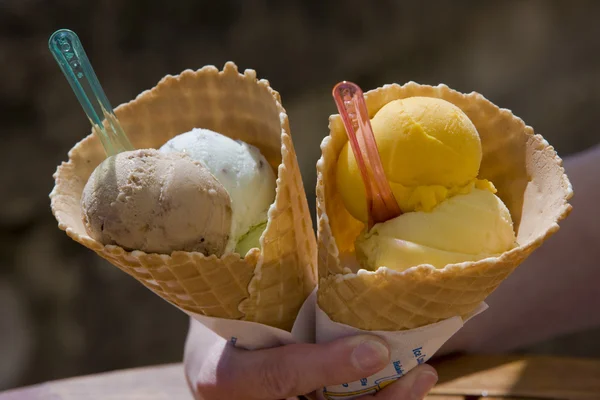 Hand holding cones with ice cream — Stock fotografie