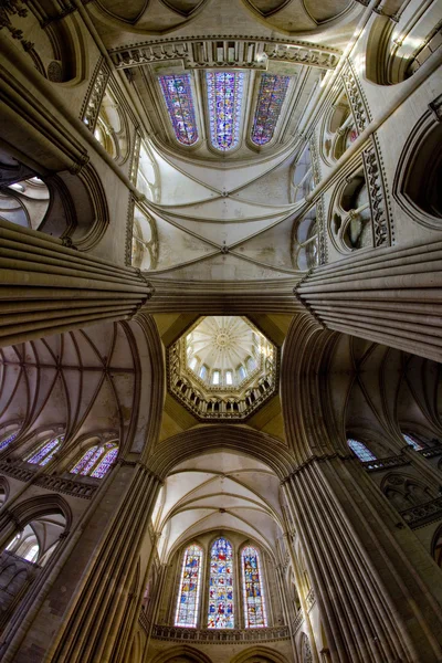 Интерьер собора Нотр-Дам, Кутанс, Нормандия, Франция — стоковое фото