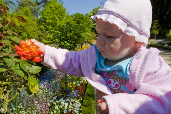Retrato de bebê menina no jardim — Fotografia de Stock