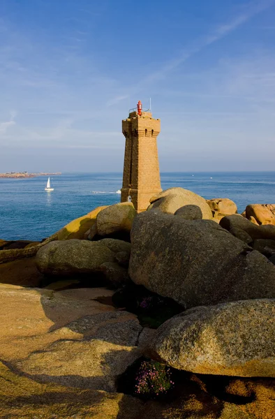 Pors Kamor lighthouse, Ploumanac 'h, Brittany, France — стоковое фото