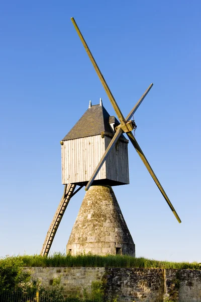 Mulino a vento vicino a Montsoreau, Pays-de-la-Loire, Francia — Foto Stock