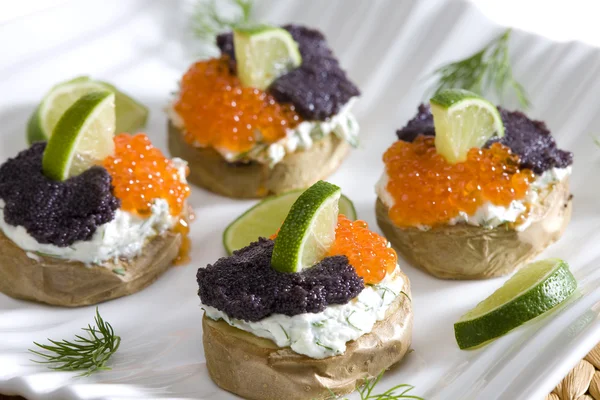 Patatas asadas wth caviar —  Fotos de Stock