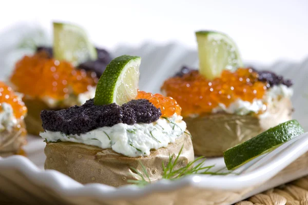 Pommes de terre rôties wth caviar — Photo