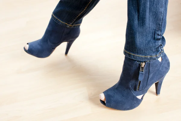 Nő, kék cipőben részlete — Stock Fotó