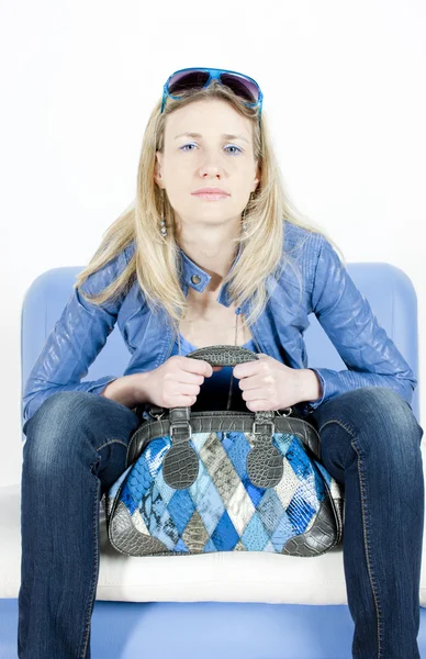 Retrato de mulher sentada com bolsa — Fotografia de Stock