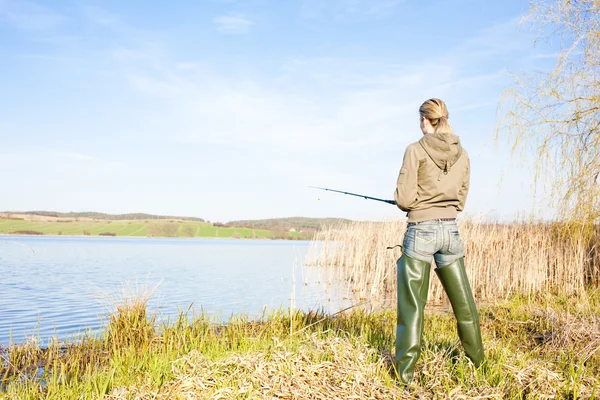 Woman fishing at a pond — Stock Photo, Image