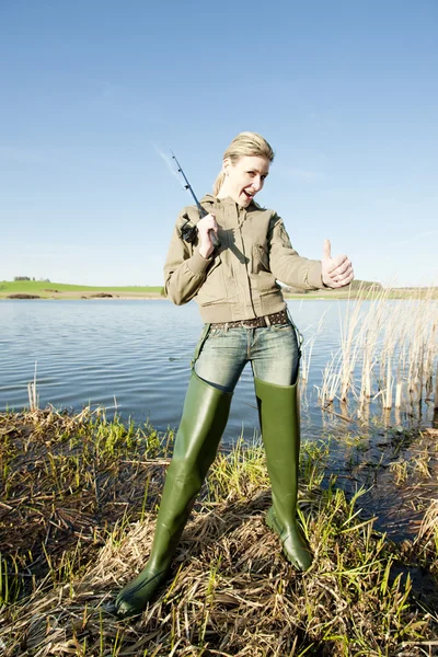 Žena rybaření na rybníku — Stock fotografie