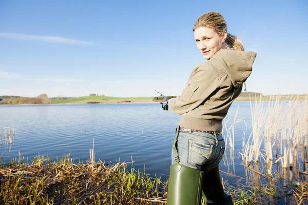 在一个池塘钓鱼的女人 — 图库照片