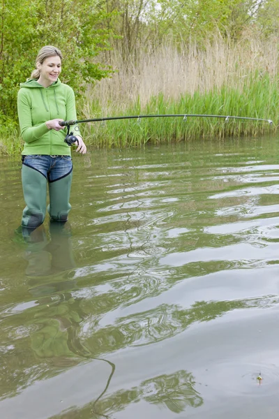 연못에서 고기잡이하는 여자 — 스톡 사진