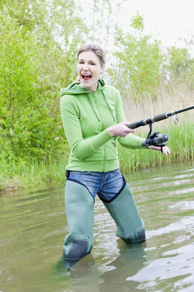 Femme pêche dans l'étang — Photo