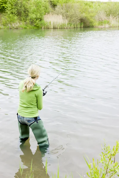Mujer pescando en estanque — Foto de Stock