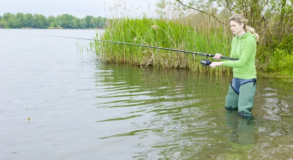 Kvinna som fiskar i dammen — Stockfoto