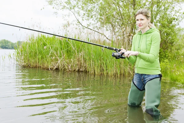 Woman fishing in pond — Stock Photo, Image