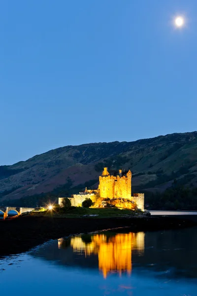 Eilean donan kasteel bij nacht, loch duich, Schotland — Stockfoto