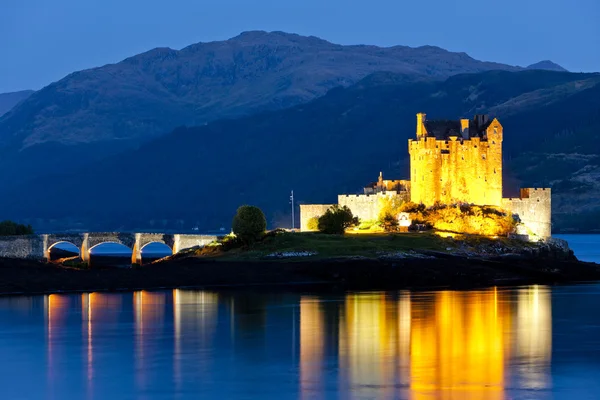 Eilean donan kasteel bij nacht, loch duich, Schotland — Stockfoto