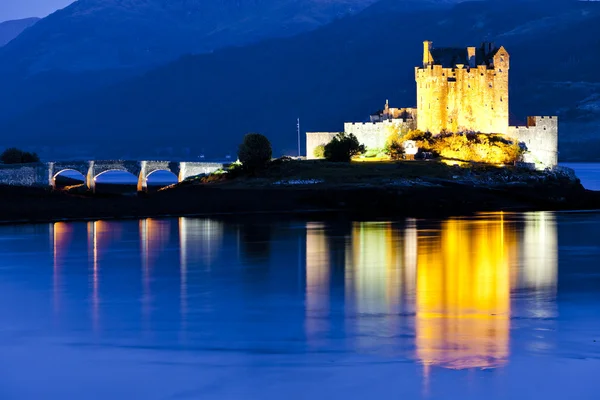 Eilean donan castle w nocy, jezioro duich, scotland — Zdjęcie stockowe