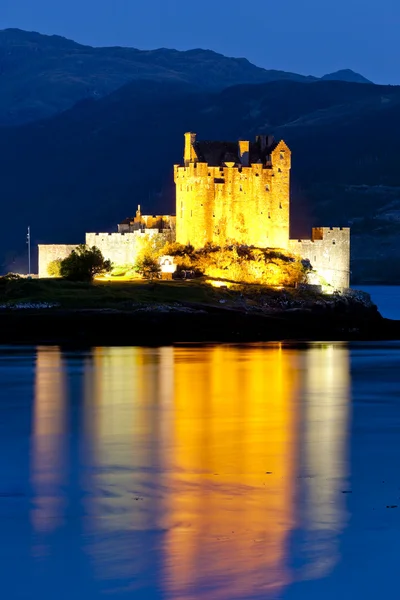 Eilean donan castle v noci, loch duich, Skotsko — Stock fotografie