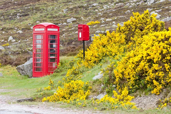 Telefonkiosk och brevlåda nära Laid, Skottland — Stockfoto