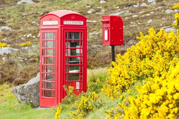 Cabina telefonica e cassetta delle lettere vicino a Laid, Scozia — Foto Stock