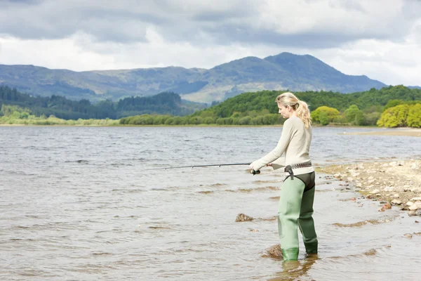 Mulher de pesca, Loch Venachar, Trossachs, Escócia — Fotografia de Stock