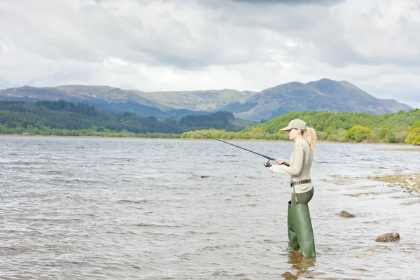 Rybaření, Žena, loch venachar, trossachs, Skotsko — Stock fotografie