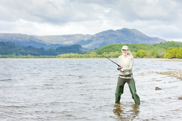 Kobieta, jezioro venachar, trossachs, Szkocji, wędkowanie — Zdjęcie stockowe