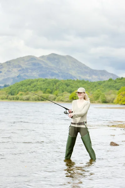 釣りの女性、venachar 湖、トロサックス、スコットランド — ストック写真