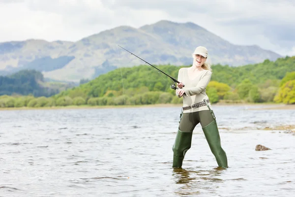 Mujer pescadora, Loch Venachar, Trossachs, Escocia —  Fotos de Stock