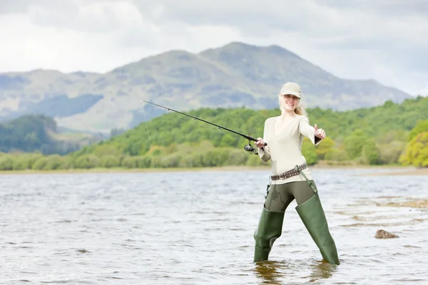 Kobieta, jezioro venachar, trossachs, Szkocji, wędkowanie — Zdjęcie stockowe