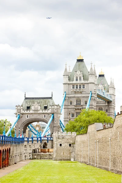 Лондонский Тауэр и Тауэрский мост, Лондон, Великобритания — стоковое фото
