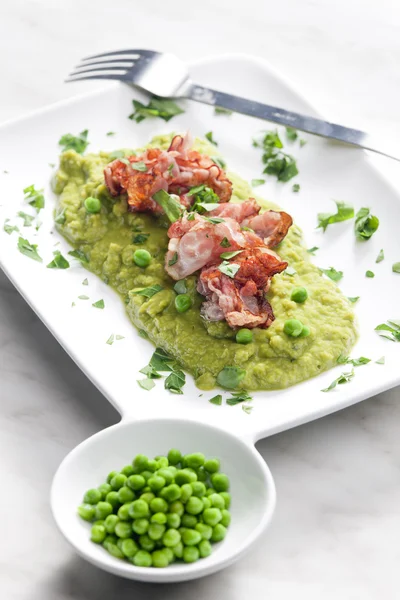 Mashed peas with fried pancetta — Stock Photo, Image