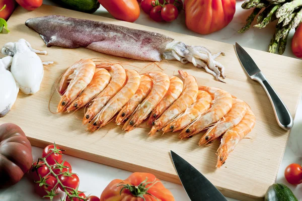 Still life of raw seafood and vegetables — Stock Photo, Image