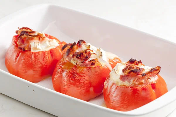Gebakken tomaten met geitenkaas en pancetta — Stockfoto