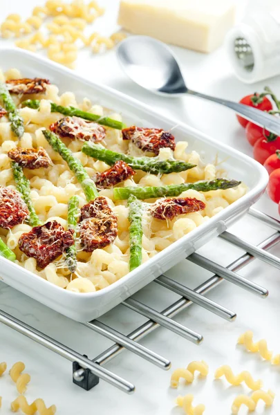 Pasta baked with dried tomatoes, asparagus and pecorino cheese — Stock Photo, Image