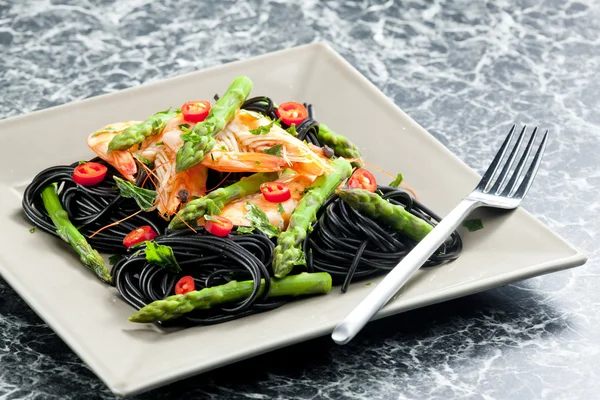 Spaghetti seppia con gamberi, asparagi e peperoncino — Foto Stock