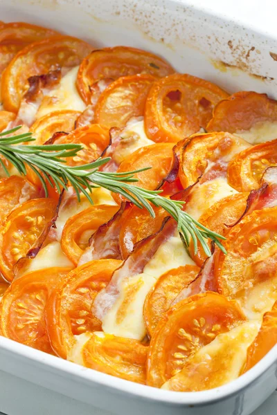 Tomates assados com queijo mussarela e pancetta — Fotografia de Stock