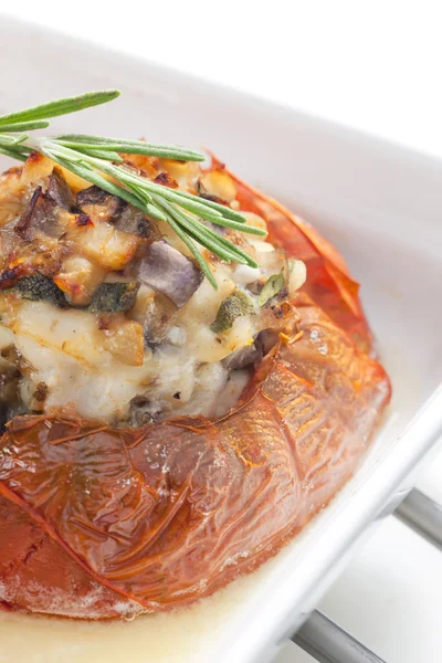 Tomate al horno con carne de pollo y champiñones —  Fotos de Stock