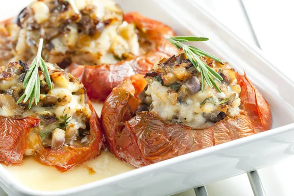 Baked tomatoes with chicken meat and mushrooms — Zdjęcie stockowe