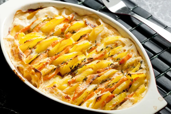 Kartoffeln und Lachs in Sahne gebacken — Stockfoto