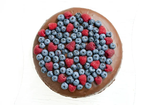 Schokoladenkuchen mit Himbeeren und Blaubeeren — Stockfoto