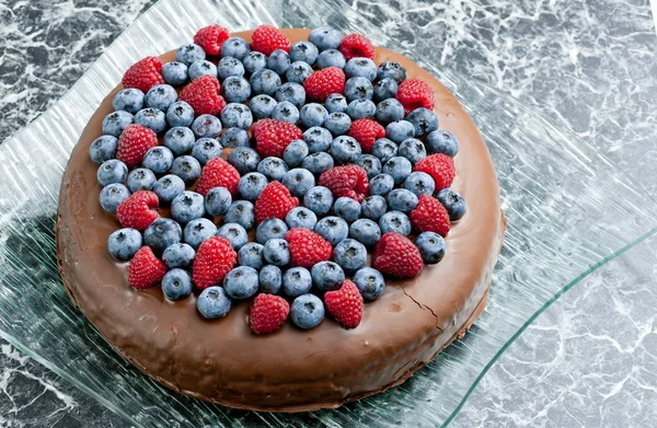 라즈베리와 블루베리를 곁들인 초콜릿 케이크 — 스톡 사진