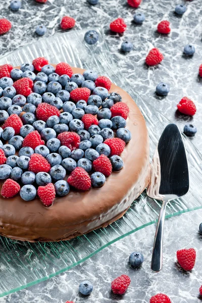 Chocolate cake with raspberries and blueberries — Stock Photo, Image